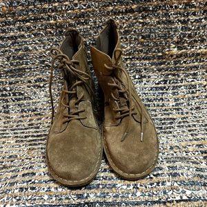 Clark brown suede - wallaby type ankle boot - tie & zipper
